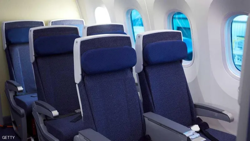 ماذا يعني وجود مثلث صغير فوق بعض مقاعد الطائرة؟