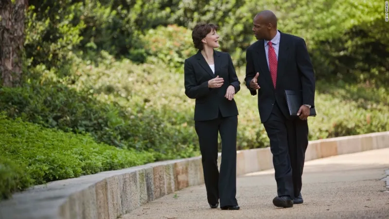 لماذا يقرر أشهر القادة إجراء اجتماعاتهم سيراً على الأقدام؟