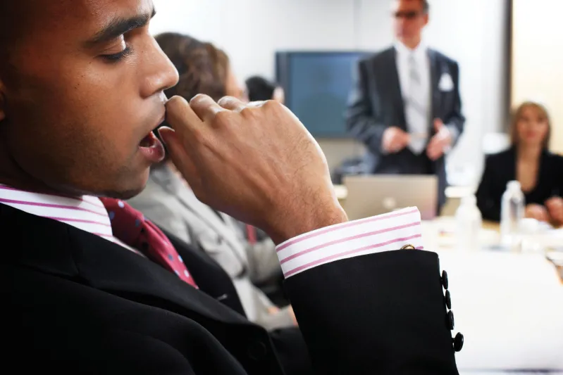 تعرف على حيلة المديرين التنفيذيين في جوجل وفيسبوك لتجنب الملل في الاجتماعات