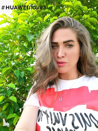 إمكانات الذكاء الاصطناعي تساهم بتوفير صور سيلفي ساحرة أشبه بصور المشاهير والنجوم