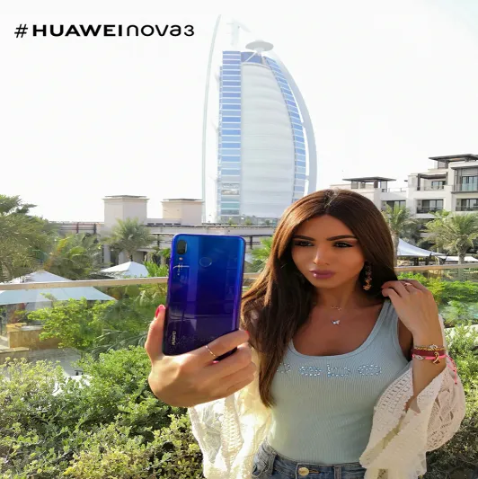 إمكانات الذكاء الاصطناعي تساهم بتوفير صور سيلفي ساحرة أشبه بصور المشاهير والنجوم