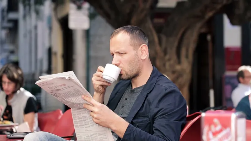 حفاظًا على صحتك.. تعرّف على أكثر المشروبات الشائعة أمانًا وأقلها ضررًا