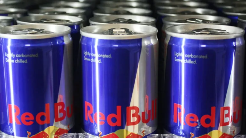 حفاظًا على صحتك.. تعرّف على أكثر المشروبات الشائعة أمانًا وأقلها ضررًا