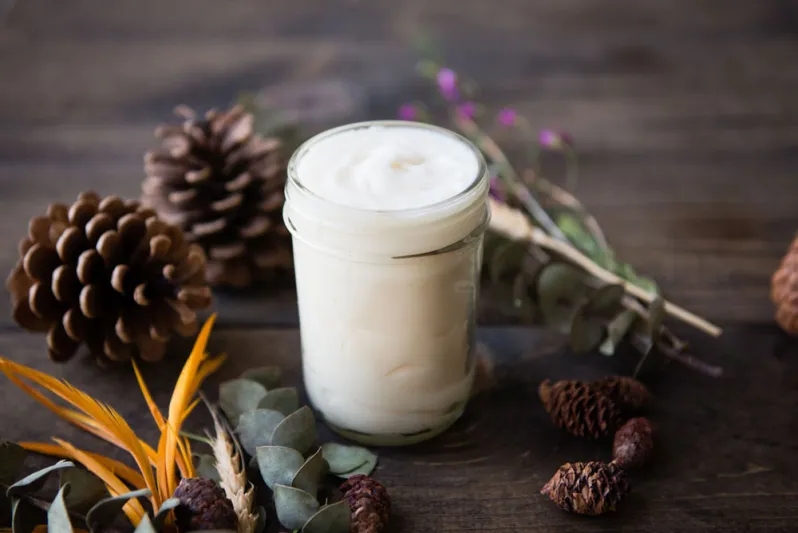 مزيل رائحة العرق الطبيعي.. لماذا عليك استخدامه وأي نوعية تختار؟ (إنفوجراف)