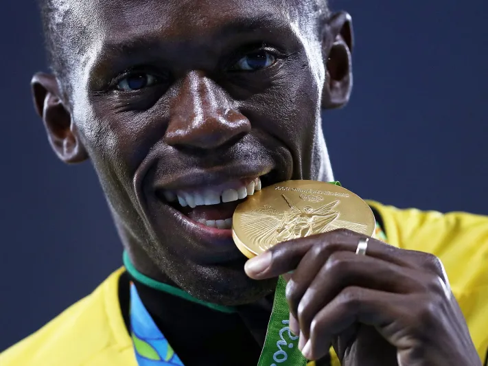 أسرع رجل في العالم يتحدى الجاذبية ويتسابق في الفضاء! (فيديو)