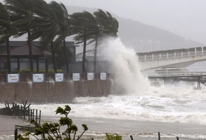 لقطات مروعة لإعصار" مانكوت" في الصين بعد تدميره الفلبين ( فيديو)