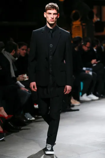 للرجال.. لعبة الأناقة على إيقاع شوارع باريس