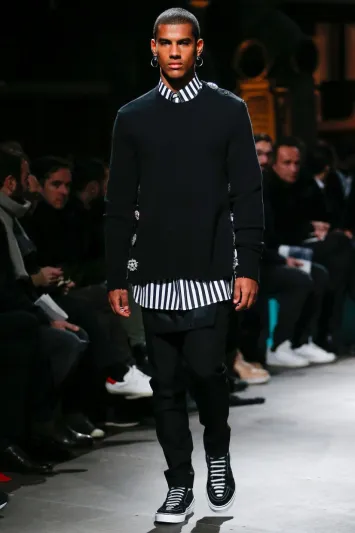 للرجال.. لعبة الأناقة على إيقاع شوارع باريس