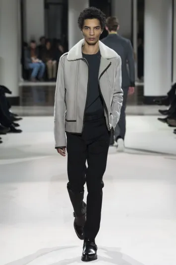 للرجال.. لعبة الأناقة على إيقاع شوارع باريس