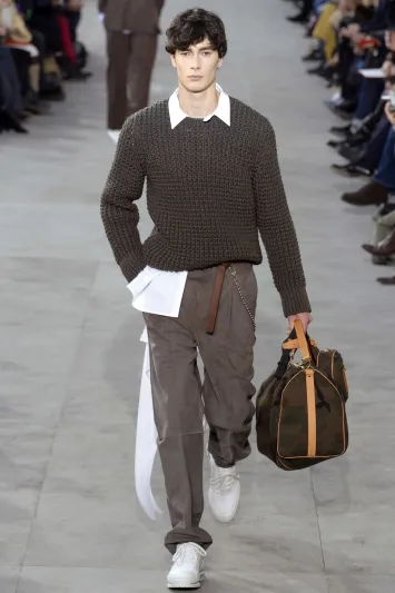 للرجال.. لعبة الأناقة على إيقاع شوارع باريس