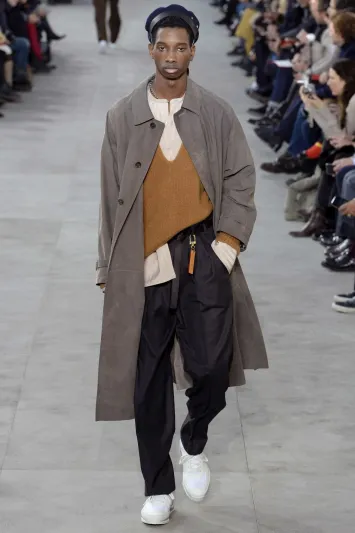 للرجال.. لعبة الأناقة على إيقاع شوارع باريس