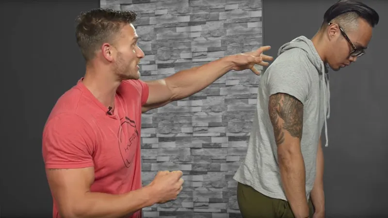 علاج انحناء الكتفين وأسباب انحنائهما للأمام