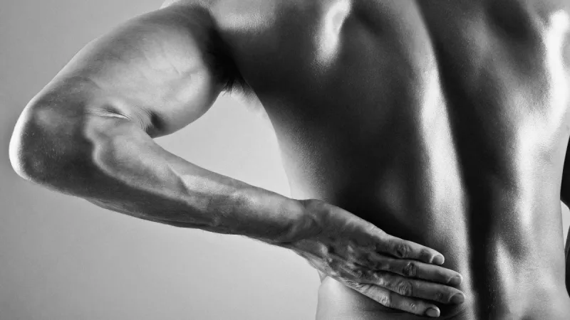 علاج انحناء الكتفين وأسباب انحنائهما للأمام