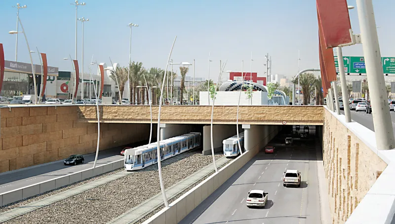 شاهد.. أمير الرياض يستقل إحدى القطارات ضمن مشروع المترو