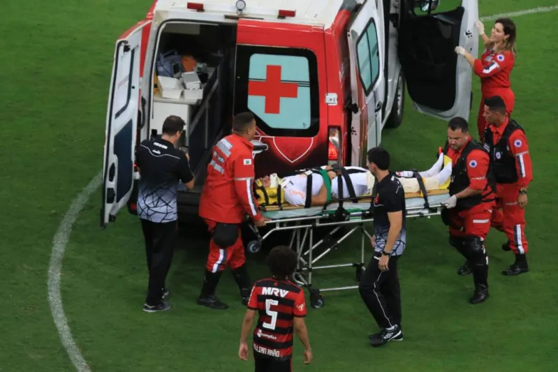 لاعبون يدفعون عربة إسعاف تعطلت بالملعب! (فيديو)