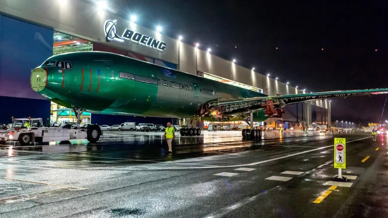 أكبر طائره نفاثة ذات المحركين في العالم (فيديو)