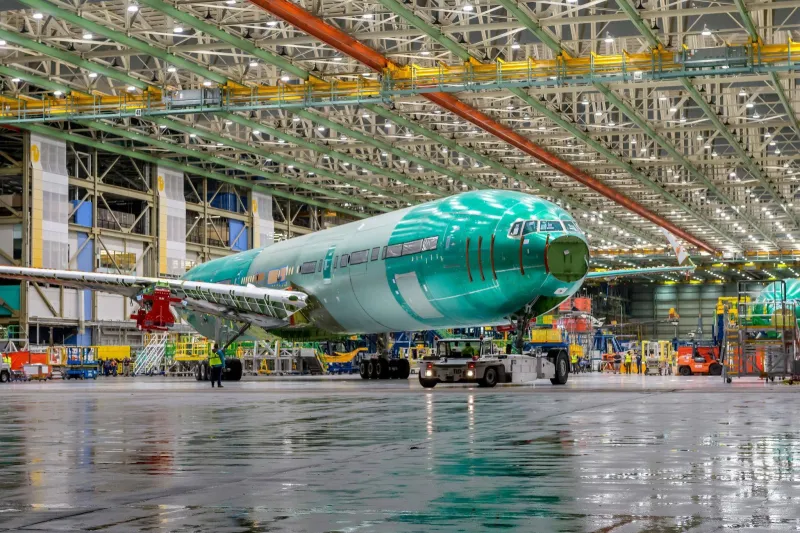 أكبر طائره نفاثة ذات المحركين في العالم (فيديو)