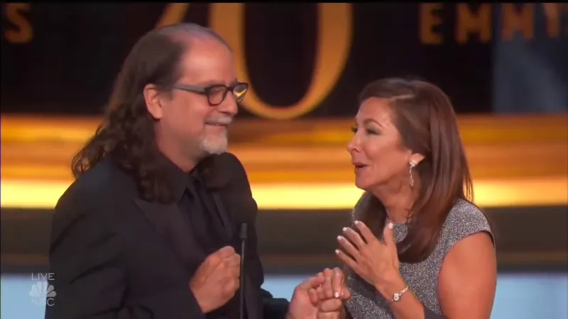 مخرج أميركي يطلب من صديقته الزواج في حفل «إيمي» (فيديو)