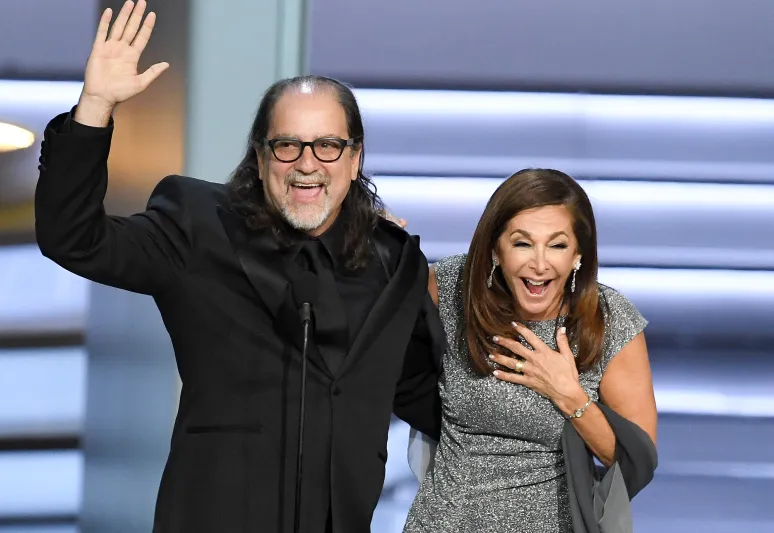 مخرج أميركي يطلب من صديقته الزواج في حفل «إيمي» (فيديو)