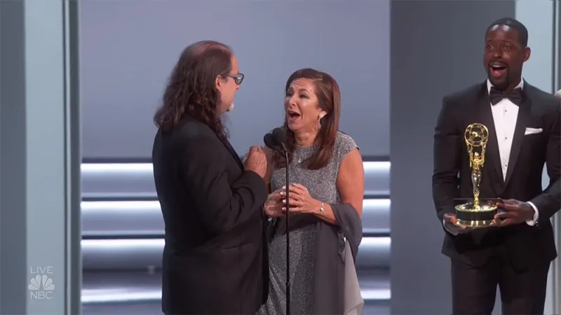 مخرج أميركي يطلب من صديقته الزواج في حفل «إيمي» (فيديو)