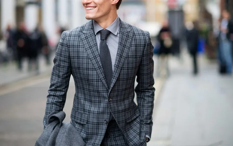 هل ربطة العنق أصلها زي عسكري؟