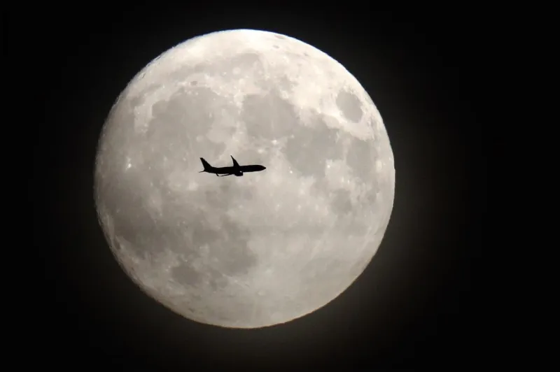 من هو أول مسافر في رحلة خاصة للدوران حول القمر ؟