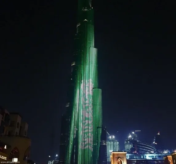 برج خليفة يتزين بعلم السعودية احتفالاً باليوم الوطني (فيديو)