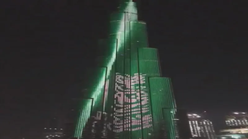 برج خليفة يتزين بعلم السعودية احتفالاً باليوم الوطني (فيديو)