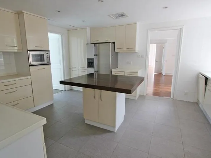 أغلى منزل في العالم..مكون من أربع غرف ويباع في هونج كونج! (فيديو)