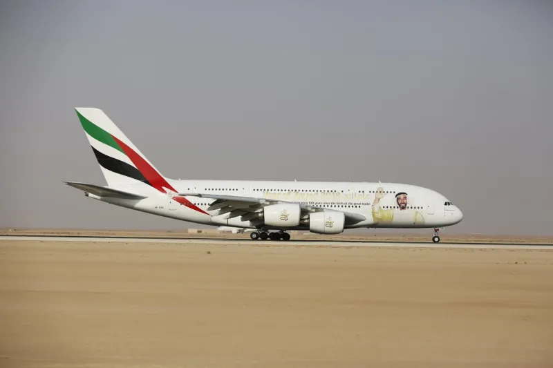 طائرة الإمارات الإيرباص A380 تهبط في الرياض احتفالاً باليوم الوطني السعودي 88