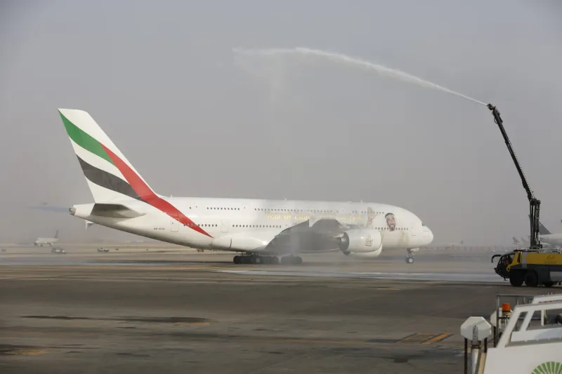 طائرة الإمارات الإيرباص A380 تهبط في الرياض احتفالاً باليوم الوطني السعودي 88