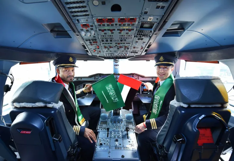 طائرة الإمارات الإيرباص A380 تهبط في الرياض احتفالاً باليوم الوطني السعودي 88