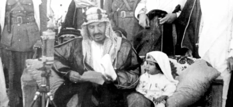 الملك سلمان في طفولته بجانب المؤسس (فيديو)