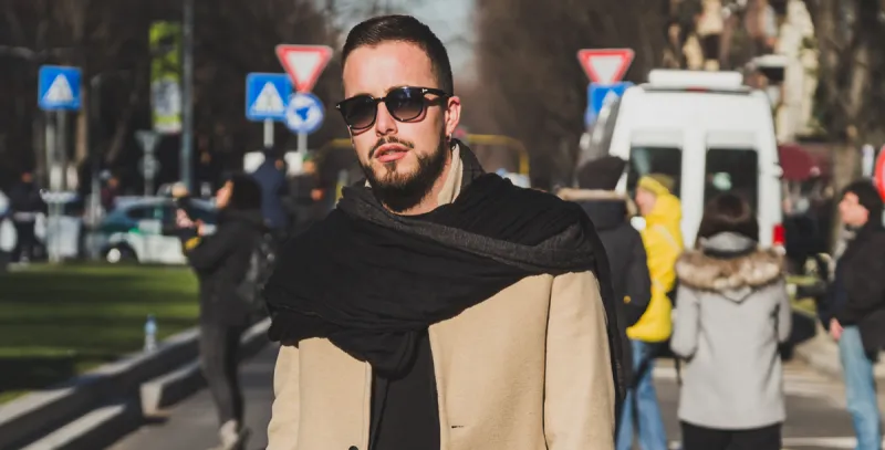 للرجال.. لعبة الأناقة على إيقاع شوارع باريس