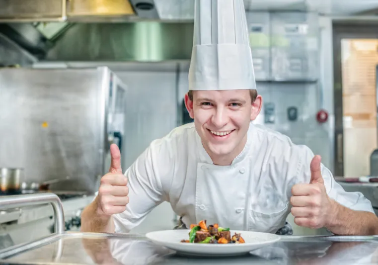 قبل أن تتوجه للمطعم في المرة المقبلة... إليك أكثر 7 أطباق يحذر منها الطهاة!