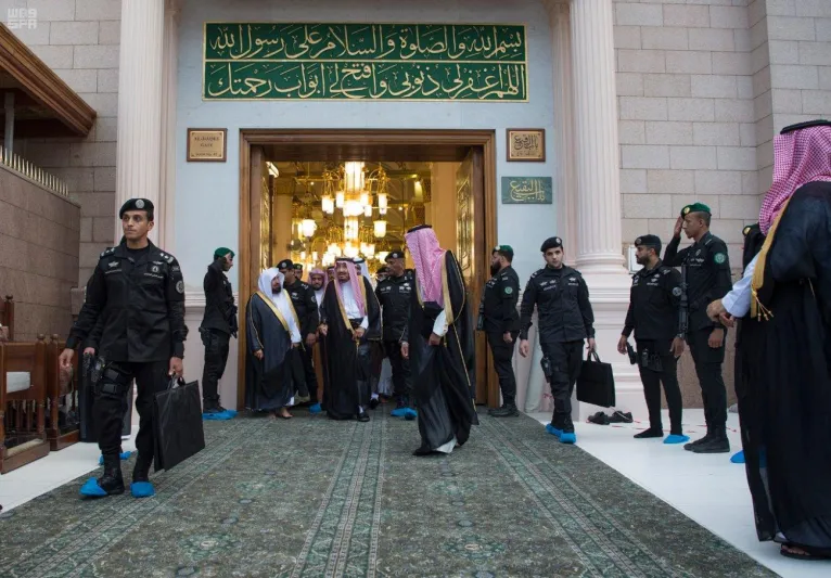  شاهد | الملك سلمان في أول رحلة لقطار الحرمين السريع لزيارة المسجد النبوي (فيديو وصور )