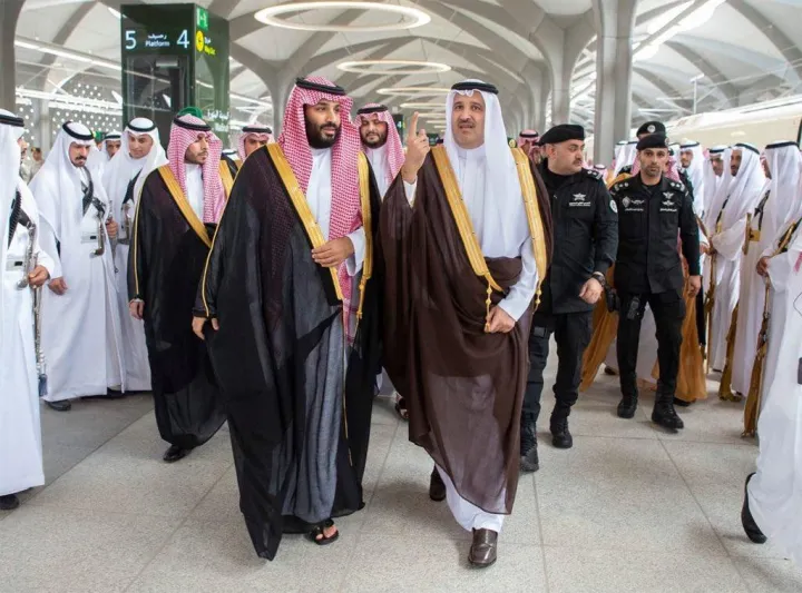  شاهد | الملك سلمان في أول رحلة لقطار الحرمين السريع لزيارة المسجد النبوي (فيديو وصور )