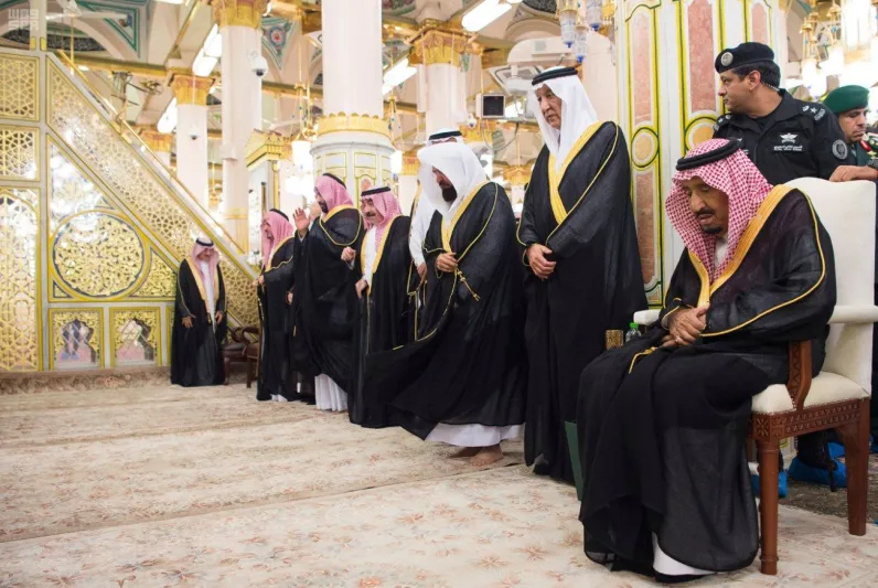  شاهد | الملك سلمان في أول رحلة لقطار الحرمين السريع لزيارة المسجد النبوي (فيديو وصور )