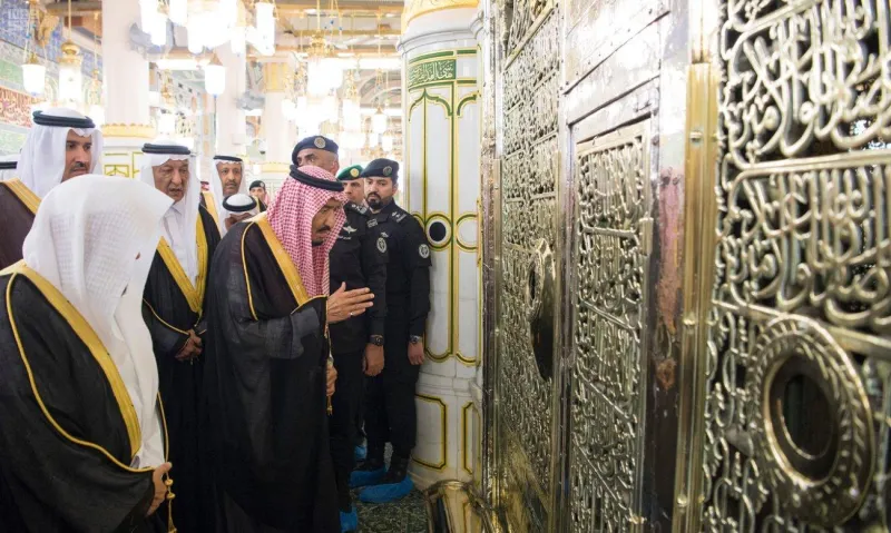  شاهد | الملك سلمان في أول رحلة لقطار الحرمين السريع لزيارة المسجد النبوي (فيديو وصور )