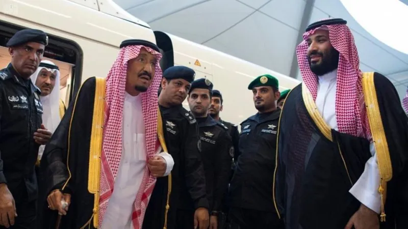  شاهد | الملك سلمان في أول رحلة لقطار الحرمين السريع لزيارة المسجد النبوي (فيديو وصور )