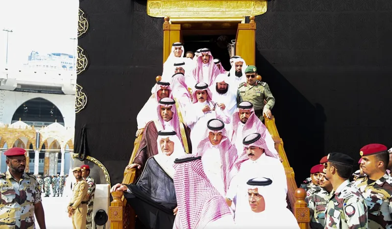 ما هي الأدوات المستخدمة في غسل الكعبة المشرفة؟