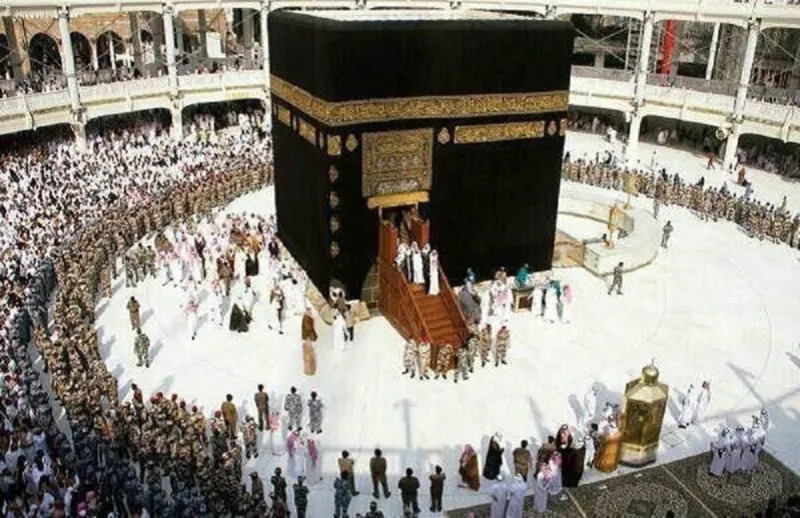 ما هي الأدوات المستخدمة في غسل الكعبة المشرفة؟