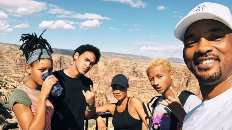 ويل سميث يقفز من الطائرة في عيد ميلاده الـ50 (فيديو)