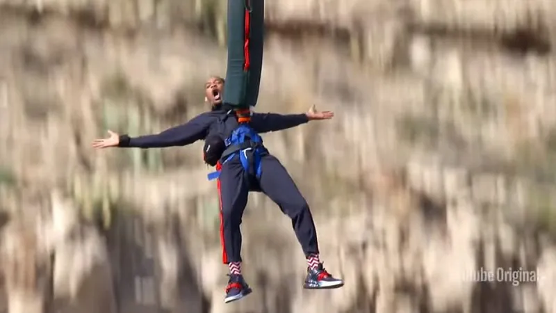 ويل سميث يقفز من الطائرة في عيد ميلاده الـ50 (فيديو)