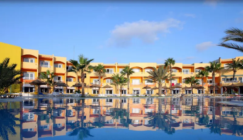 ما هو عدد الأجانب العاملين في فنادق ومطاعم المملكة؟