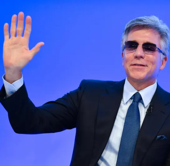 كيف تحول "بيل ماكديرموت" من بائع شطائر لأعلى مديري الشركات الألمانية دخلاً؟