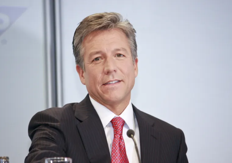 كيف تحول "بيل ماكديرموت" من بائع شطائر لأعلى مديري الشركات الألمانية دخلاً؟