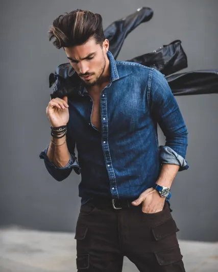 أساليب متنوعة لارتداء قميص الدنيم بأناقة مبهرة