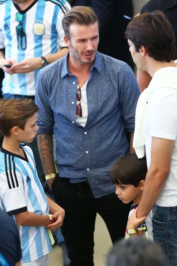 أساليب متنوعة لارتداء قميص الدنيم بأناقة مبهرة