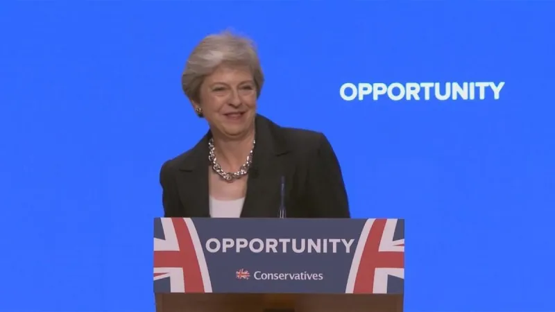 شاهد.. رقص رئيسة وزراء بريطانيا قبل إلقاء خطابها